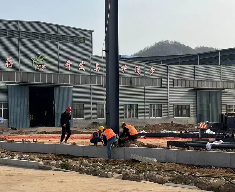 河南玩球通(中国)高端智能装备制造项目标准化厂房钢立柱完成吊装